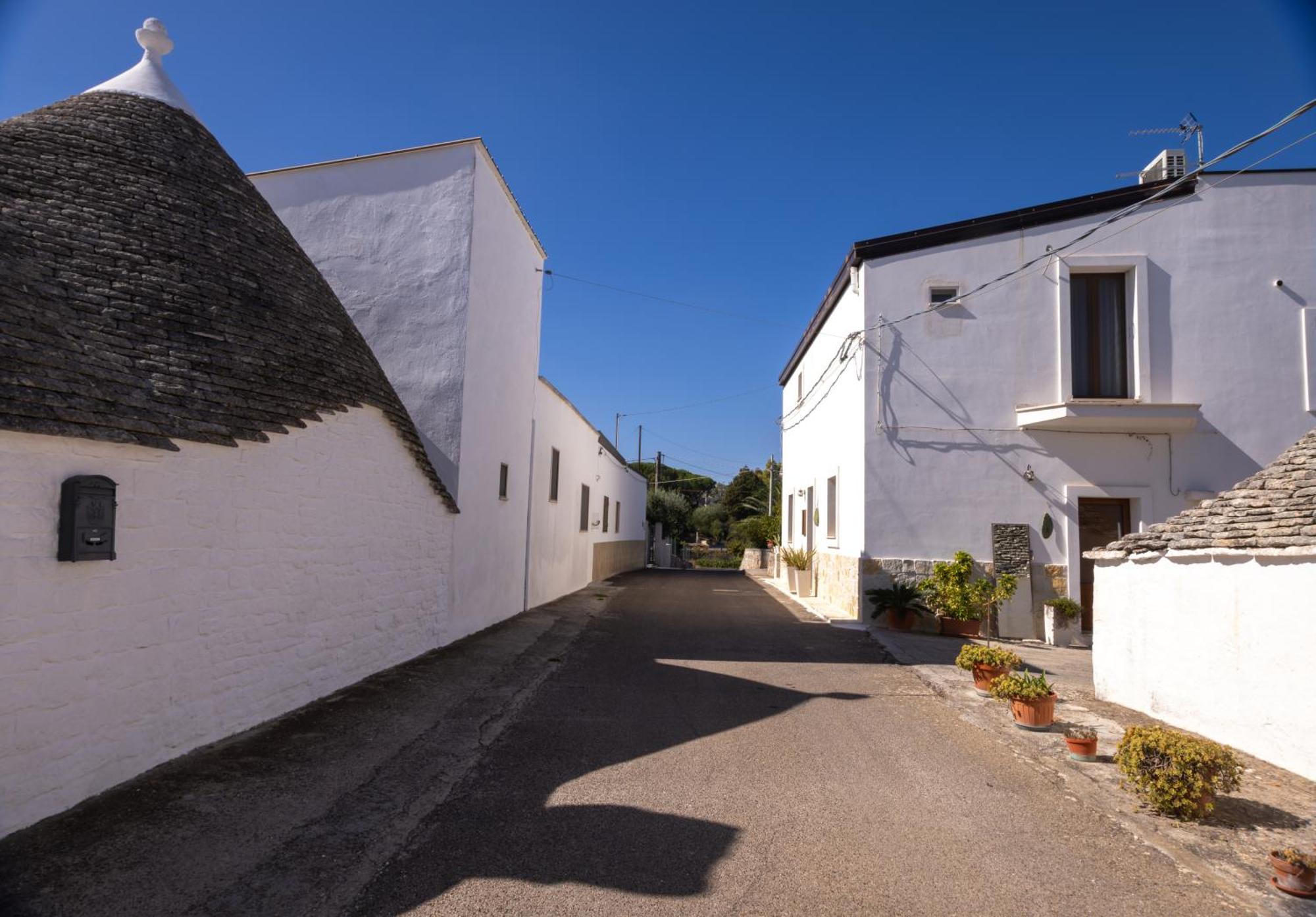 Villa With Trullo And Pool, アルベロベッロ エクステリア 写真