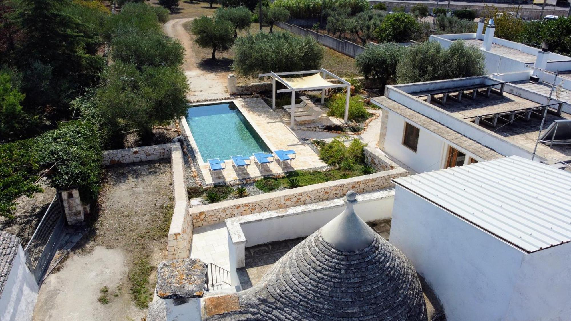 Villa With Trullo And Pool, アルベロベッロ エクステリア 写真