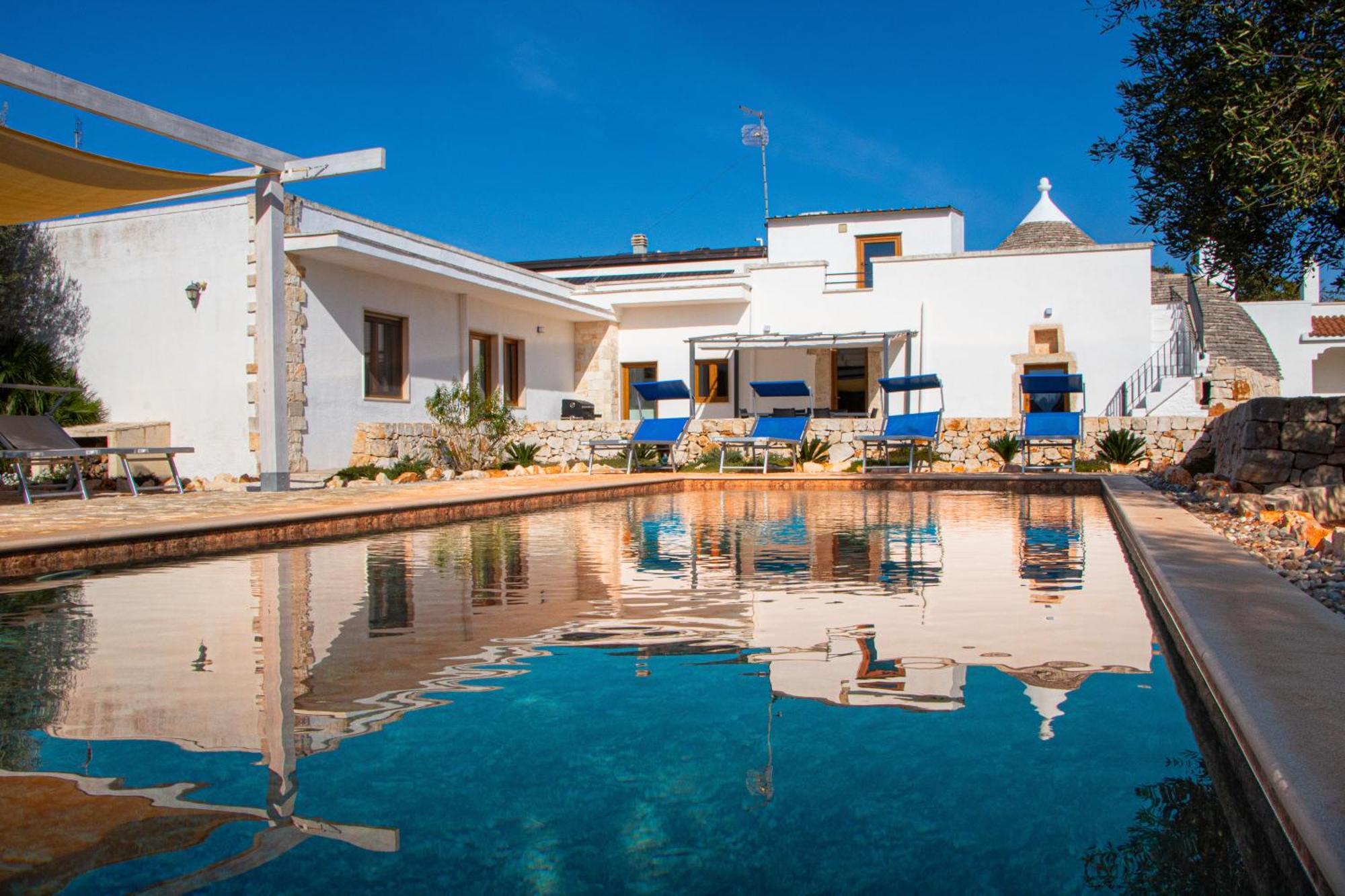 Villa With Trullo And Pool, アルベロベッロ エクステリア 写真